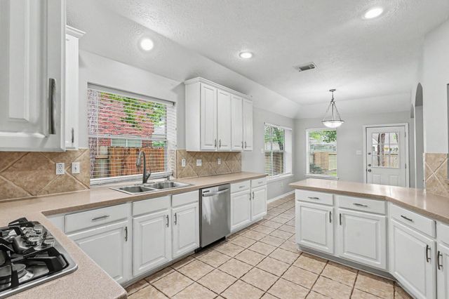 83 E Whistlers Bend Circle, Conroe, TX 77384