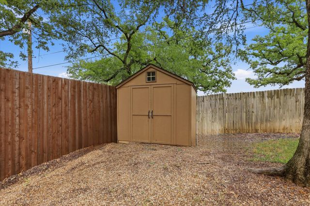 411 Lake Vista E, Highland Village, TX 75077