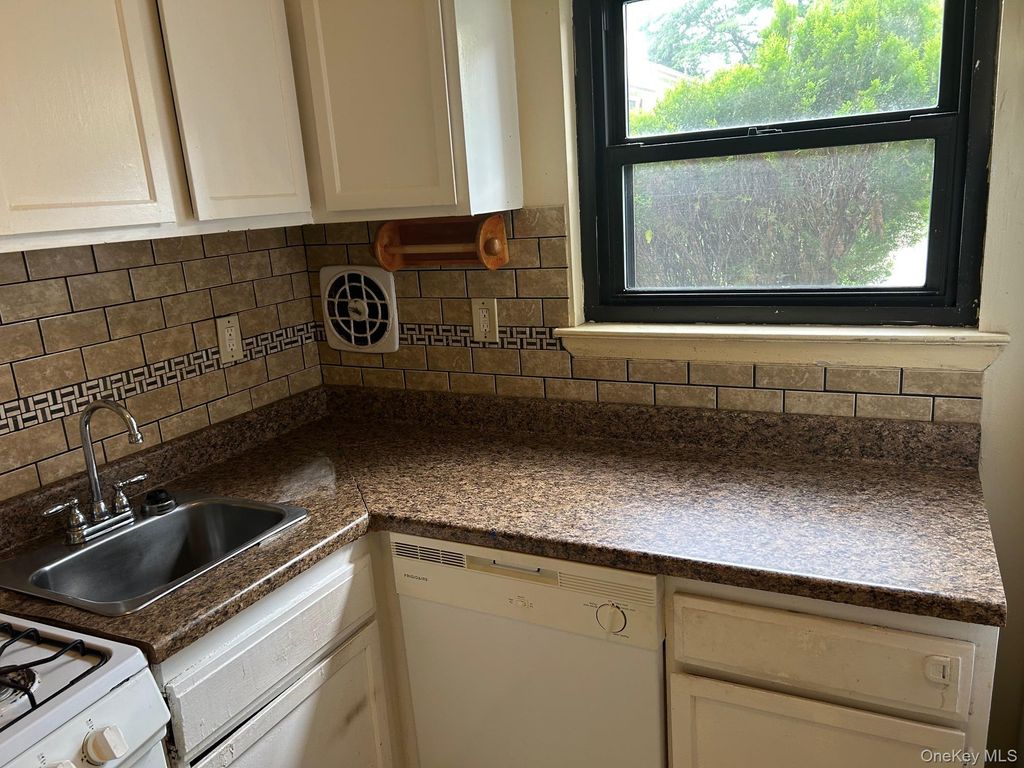 175 Sneden Place 175, Spring Valley, NY 10977 — photo 3