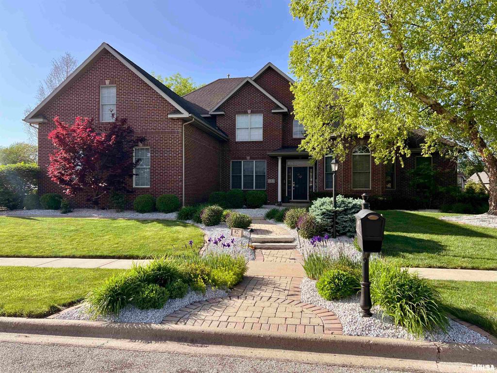 2 HUNTERS Way, Washington, IL 61571