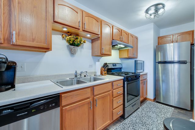 100 N Bokelman Street 329, Roselle, IL 60172