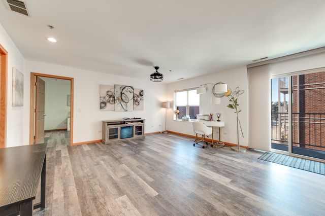 100 N Bokelman Street 329, Roselle, IL 60172