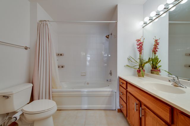 100 N Bokelman Street 329, Roselle, IL 60172