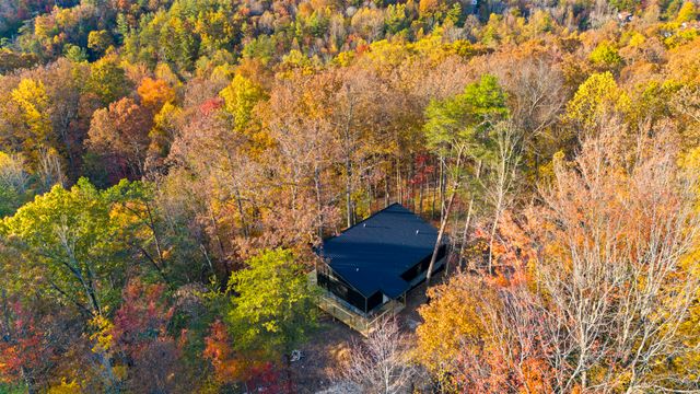 266 Blossom Way, Zoe, KY 41397