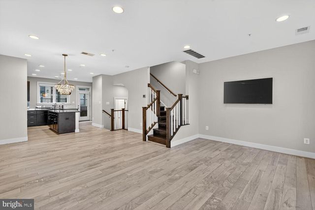 10425 FERNWOOD RD, Bethesda, MD 20817