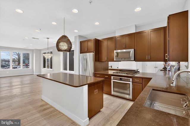 10425 FERNWOOD RD, Bethesda, MD 20817