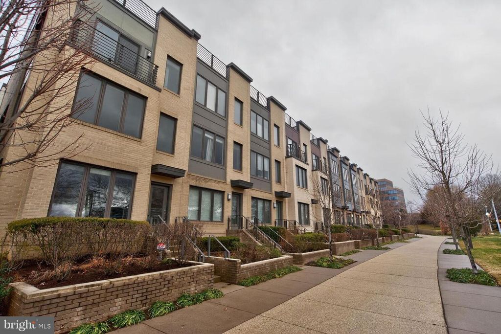 10425 FERNWOOD RD, Bethesda, MD 20817