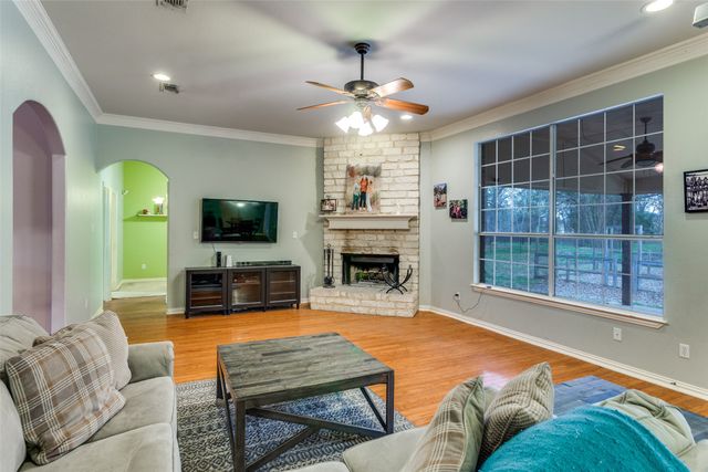 217 Woodbine Drive, Burleson, TX 76028