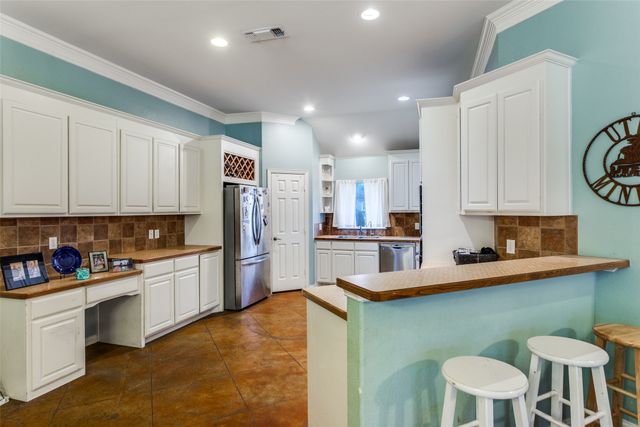 217 Woodbine Drive, Burleson, TX 76028