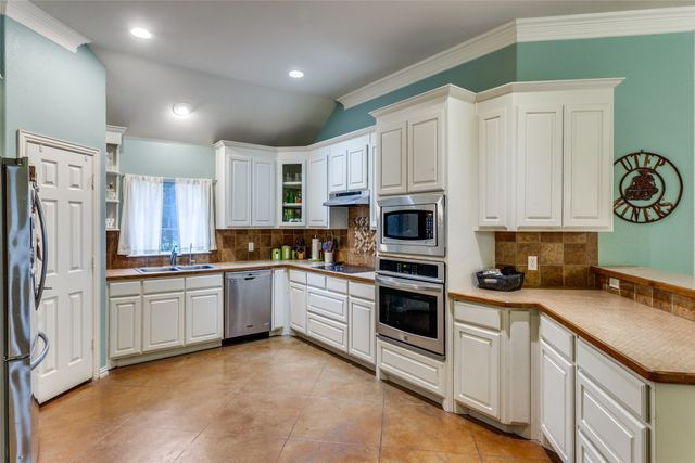 217 Woodbine Drive, Burleson, TX 76028