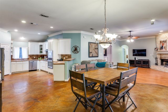 217 Woodbine Drive, Burleson, TX 76028