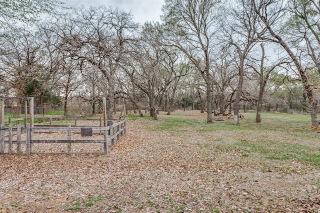 217 Woodbine Drive, Burleson, TX 76028