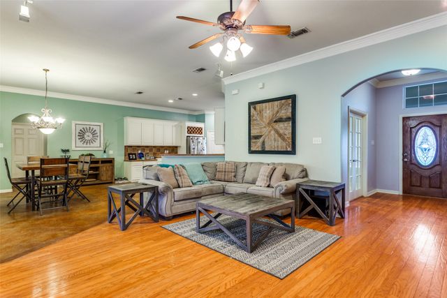 217 Woodbine Drive, Burleson, TX 76028