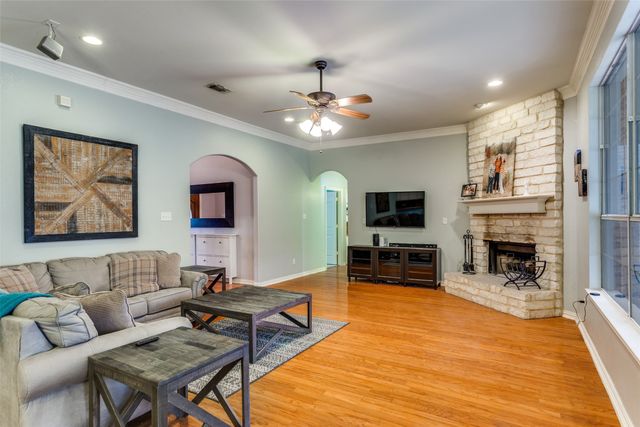 217 Woodbine Drive, Burleson, TX 76028