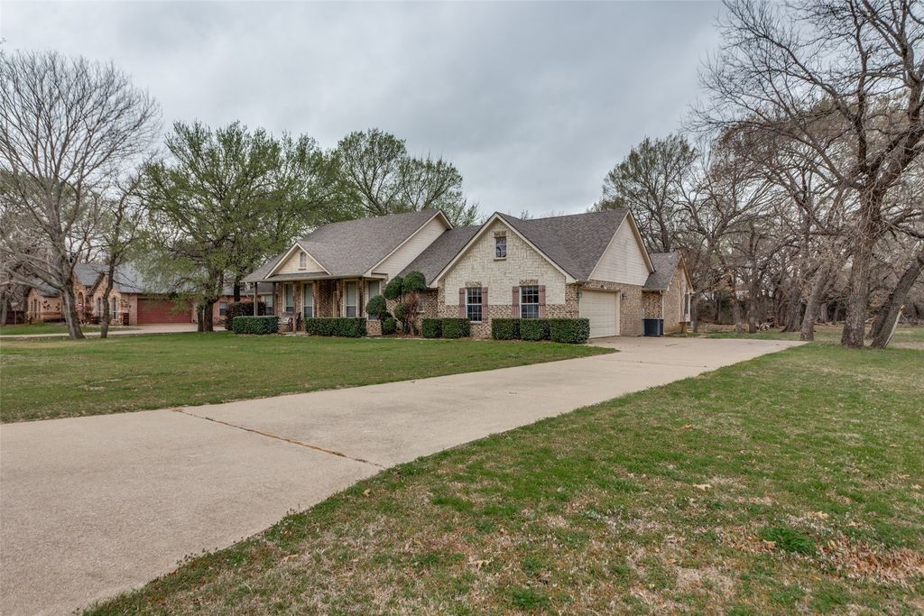 217 Woodbine Drive, Burleson, TX 76028