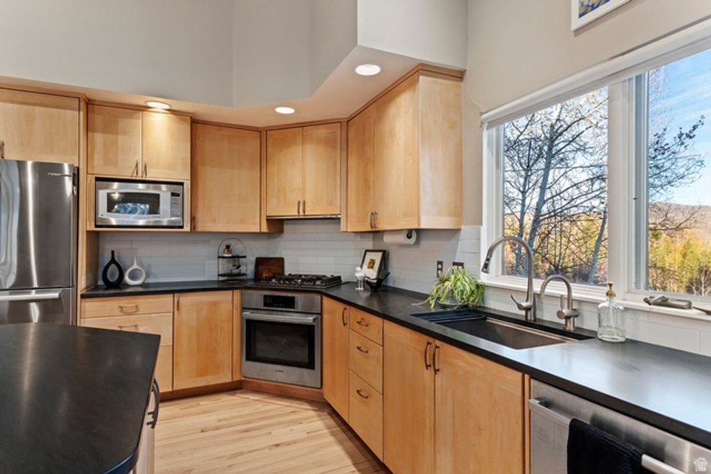 Image 10 of property listing at 8762 N GORGOZA DR, Park City, UT 84098