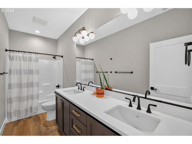 934 Nw BAKER CREST Ct, Mc Minnville, OR 97128