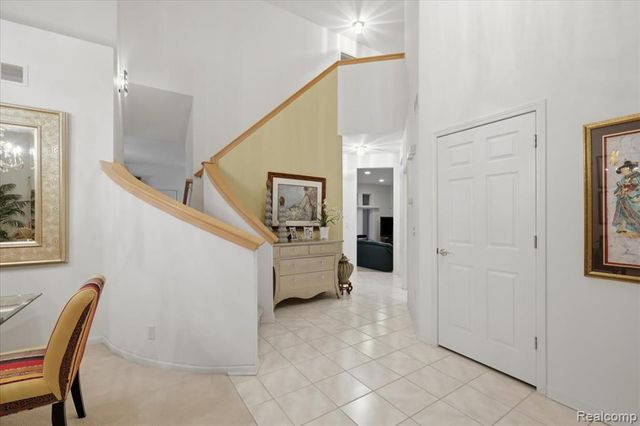 27348 Oxford Drive, Southfield, MI 48033