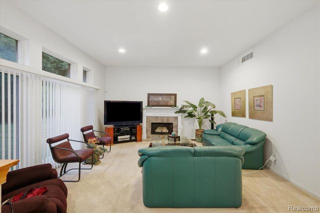 27348 Oxford Drive, Southfield, MI 48033