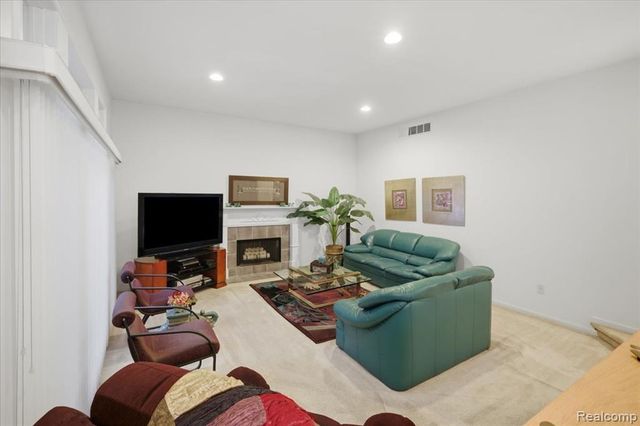 27348 Oxford Drive, Southfield, MI 48033