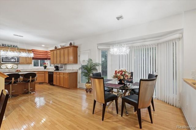27348 Oxford Drive, Southfield, MI 48033