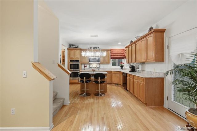 27348 Oxford Drive, Southfield, MI 48033