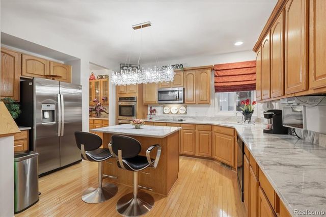 27348 Oxford Drive, Southfield, MI 48033