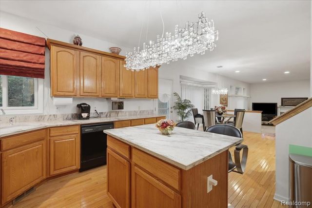 27348 Oxford Drive, Southfield, MI 48033