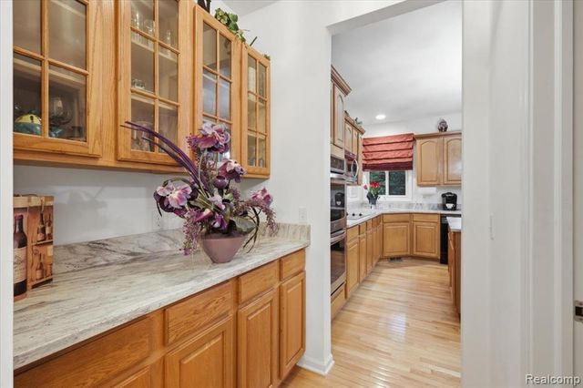 27348 Oxford Drive, Southfield, MI 48033