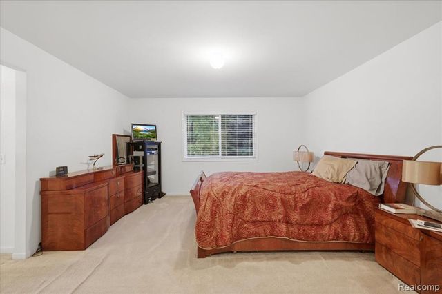 27348 Oxford Drive, Southfield, MI 48033