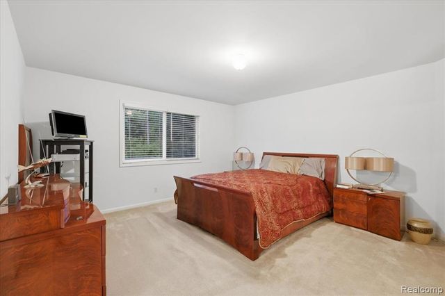 27348 Oxford Drive, Southfield, MI 48033