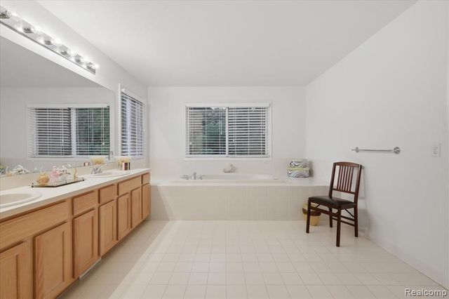 27348 Oxford Drive, Southfield, MI 48033