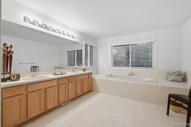 27348 Oxford Drive, Southfield, MI 48033