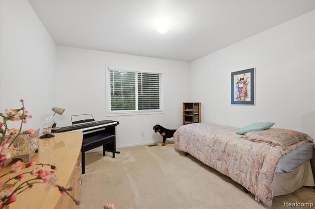 27348 Oxford Drive, Southfield, MI 48033
