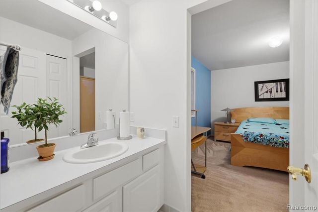 27348 Oxford Drive, Southfield, MI 48033