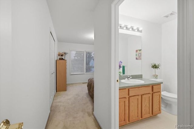 27348 Oxford Drive, Southfield, MI 48033