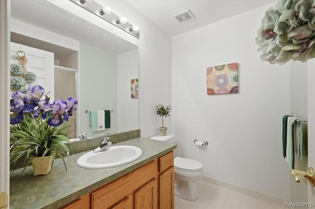 27348 Oxford Drive, Southfield, MI 48033
