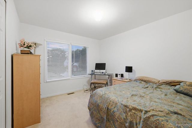 27348 Oxford Drive, Southfield, MI 48033