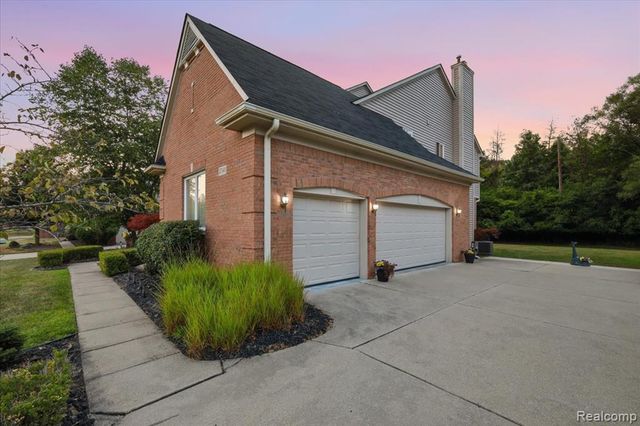 27348 Oxford Drive, Southfield, MI 48033