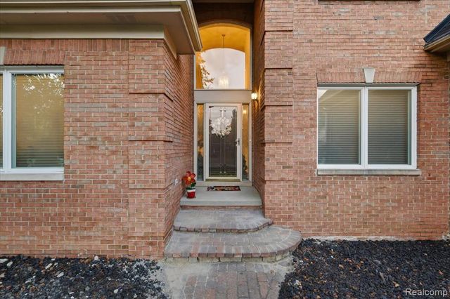 27348 Oxford Drive, Southfield, MI 48033