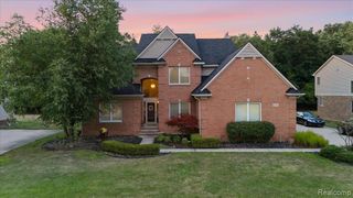 27348 Oxford Drive, Southfield, MI 48033