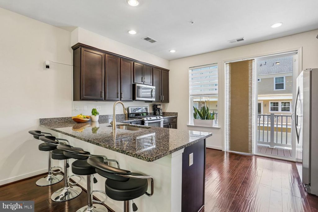 Image 10 of property listing at 123 FAIRBANKS DR, Gaithersburg, MD 20877