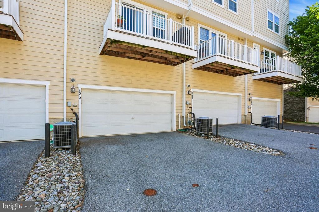 Image 49 of property listing at 123 FAIRBANKS DR, Gaithersburg, MD 20877