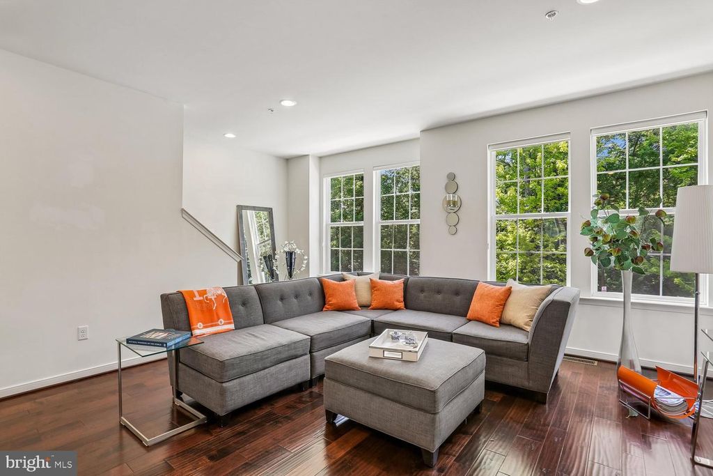 Image 5 of property listing at 123 FAIRBANKS DR, Gaithersburg, MD 20877