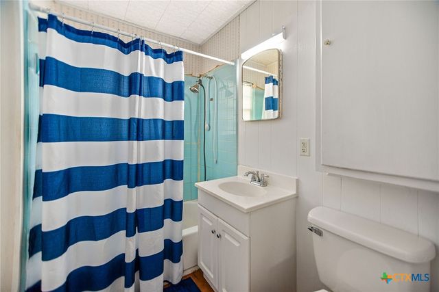 109 Massanet Street, Port Lavaca, TX 77979