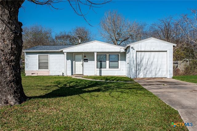 109 Massanet Street, Port Lavaca, TX 77979