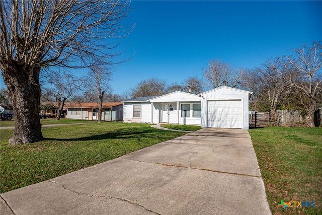 109 Massanet Street, Port Lavaca, TX 77979