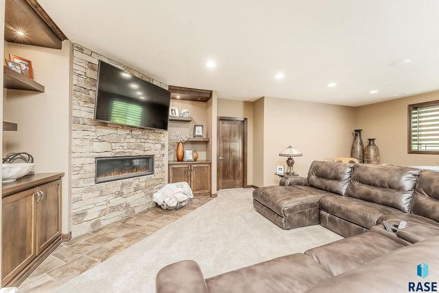 305 S Heritage Rd Road, Brandon, SD 57005