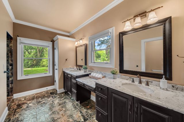 1043 Blackburn Drive, Inverness, IL 60067