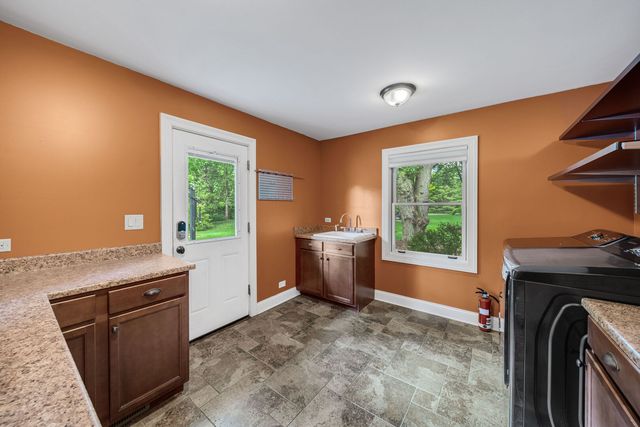 1043 Blackburn Drive, Inverness, IL 60067